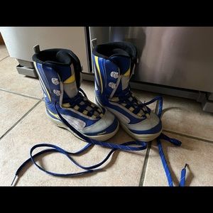 Liquid kids snowboard boots size 5 hot rod